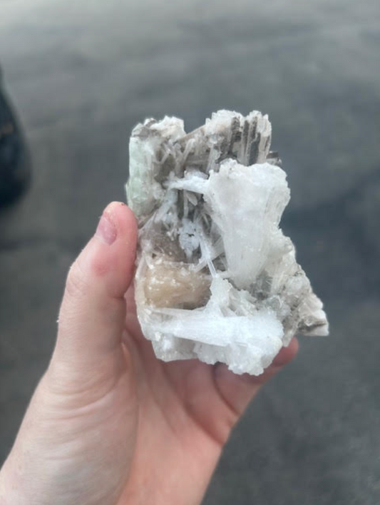 Scolecite spray with stilbite