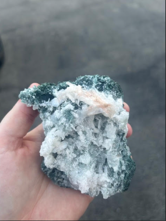 Scolecite and stilbite on green chalcedony